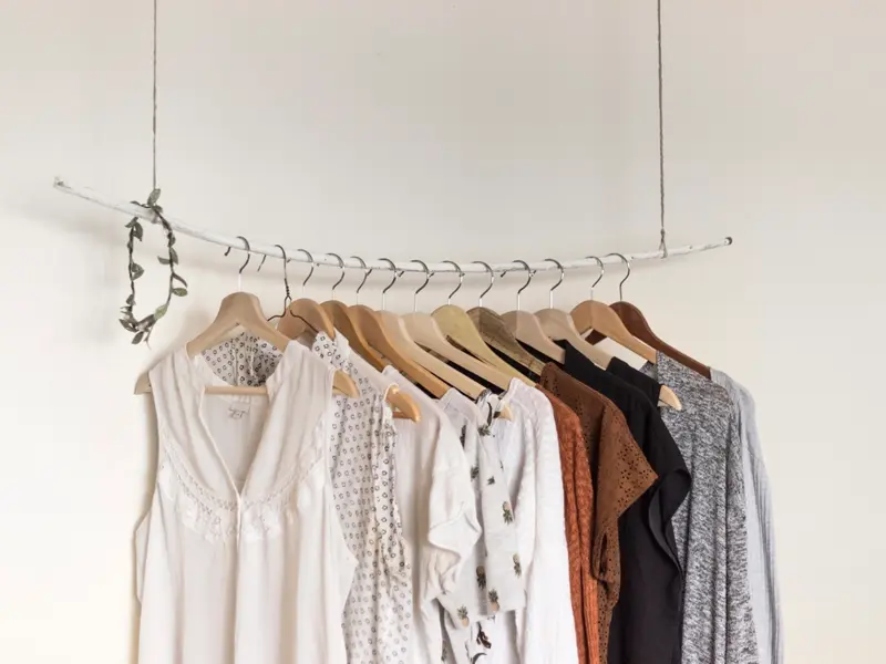 Minimal clothes rack